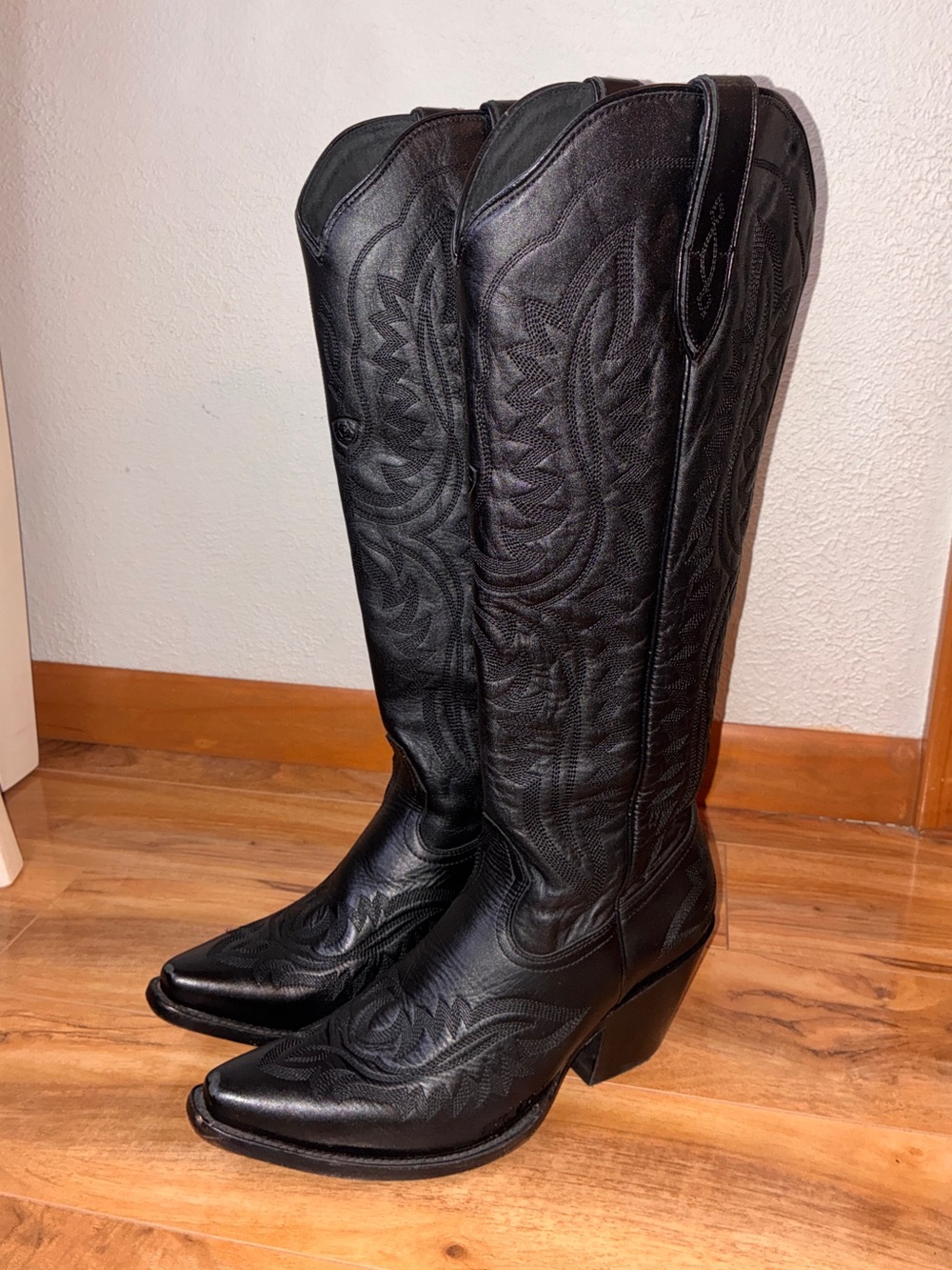 Ariat Women’s Casanova Western Cowboy/Cowgirl Boot black obsidian- size 9 B